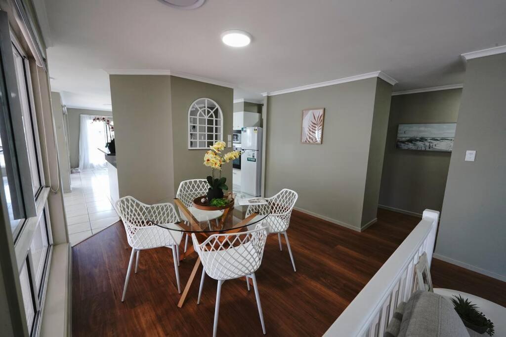 Banksia Beach Waterfront Holiday Home מראה חיצוני תמונה