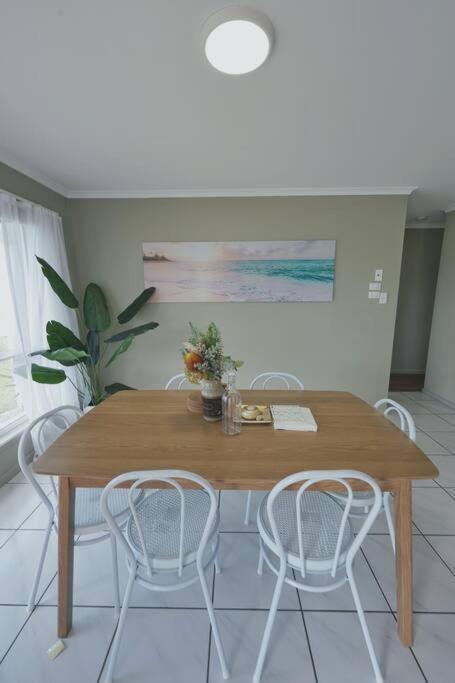 Banksia Beach Waterfront Holiday Home מראה חיצוני תמונה